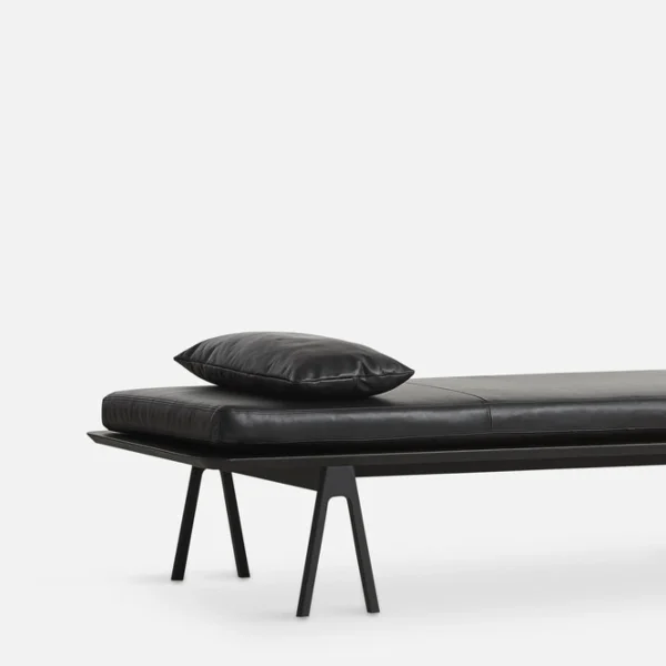 Store woud Level Pillow, Black Leather