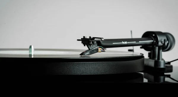 Best Pro-ject Turntable DEBUT III PHONO SB BT - high gloss black (BT+preamp)